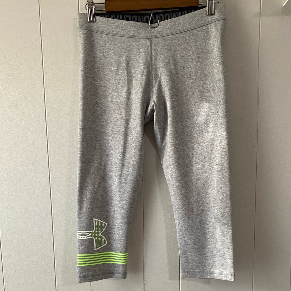 NWT Woman’s Under Armour fitted capri leggings. Size medium